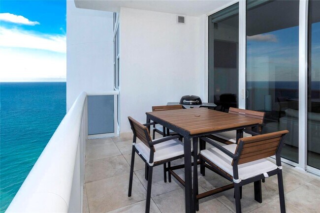 Foto del edificio - 18201 Collins Ave