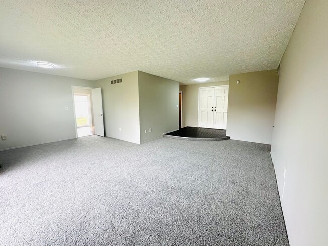 Building Photo - 537 Randall Dr