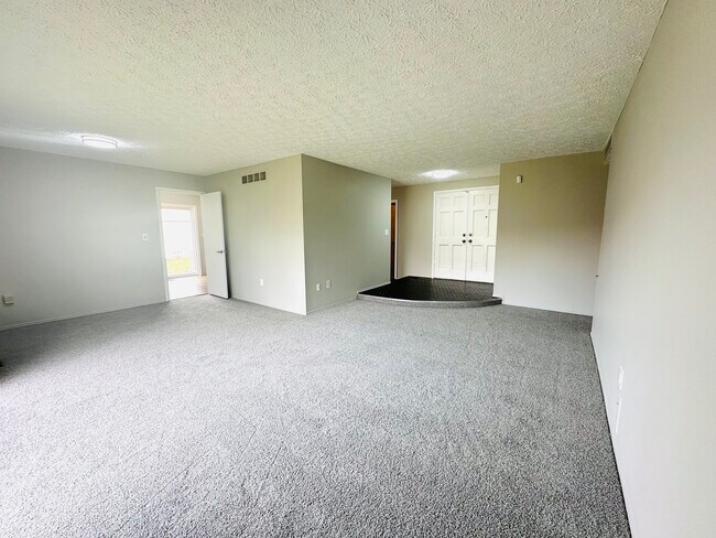 Foto del edificio - 537 Randall Dr