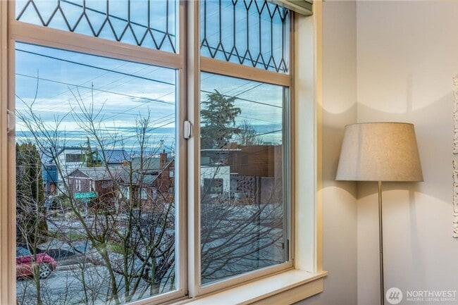Building Photo - 2bd/2.5ba Seattle Townhome