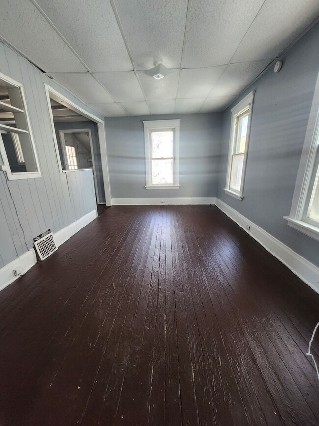 Building Photo - 4 bedroon single family home