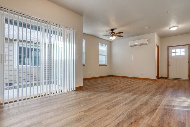 Foto del edificio - 2BD Duplex in Great Washougal Location! Beautiful Finishes!