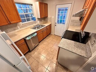 Building Photo - 833 Woodland Dr