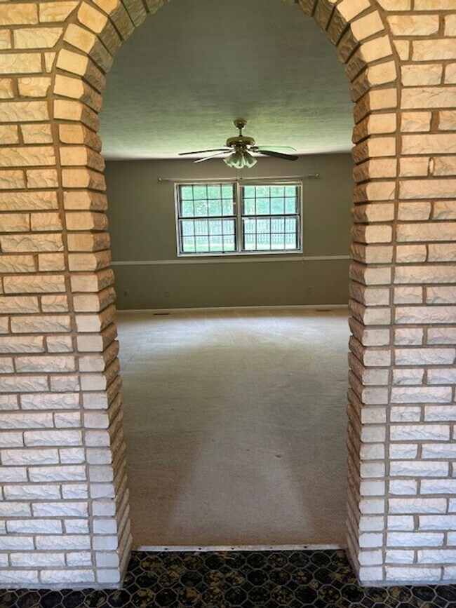 Foto del edificio - 2500 sq. ft. 4 Bedroom Ranch Home w/Large ...