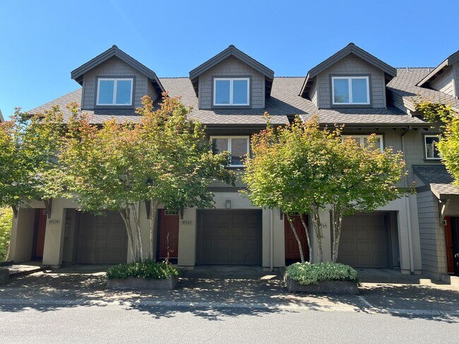 Building Photo - Bright & Airy 2-Bedroom Townhome with Vaul...