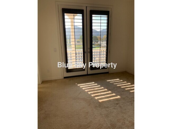 Building Photo - Townhome