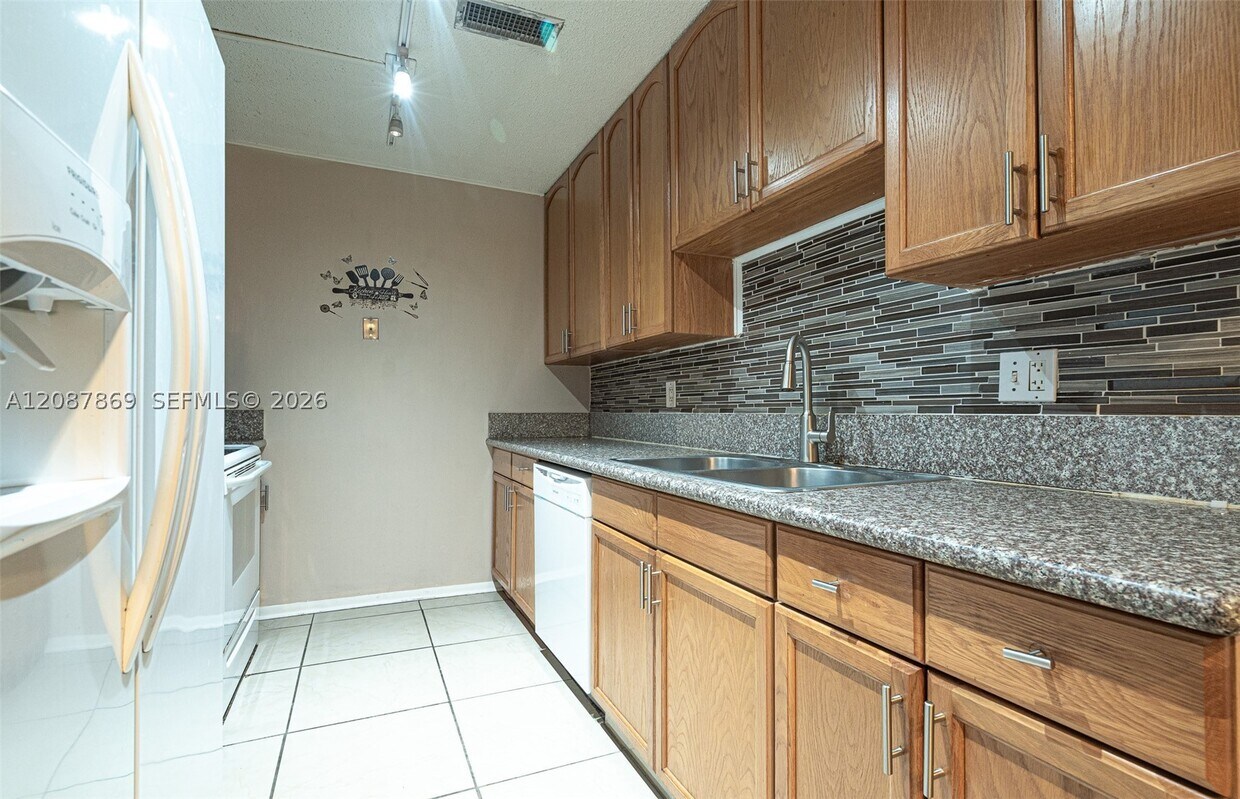 Building Photo - 8913 NW 28th Dr