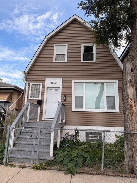Building Photo - 3823 W Wabansia Ave