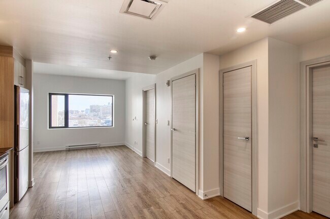 Building Photo - 30 Saint-Joseph Est