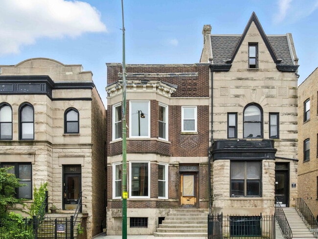 Building Photo - 909 W Addison St