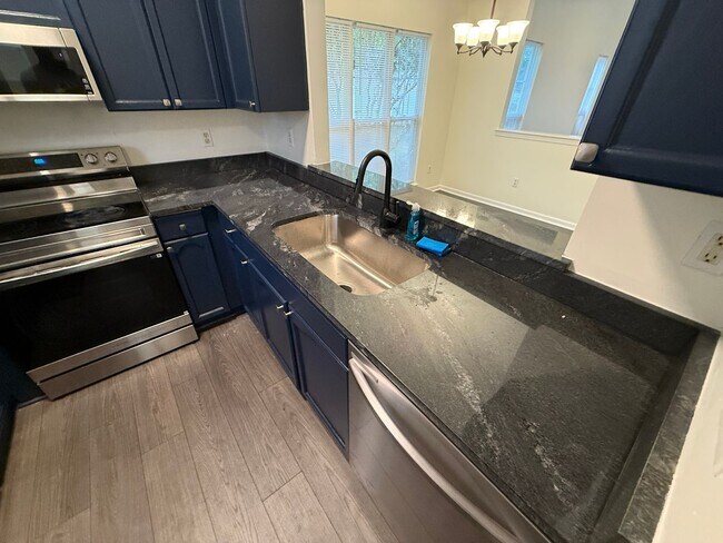 Foto del edificio - Beautiful End-unit townhome in university ...