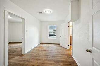 Building Photo - 1803 Simpson St