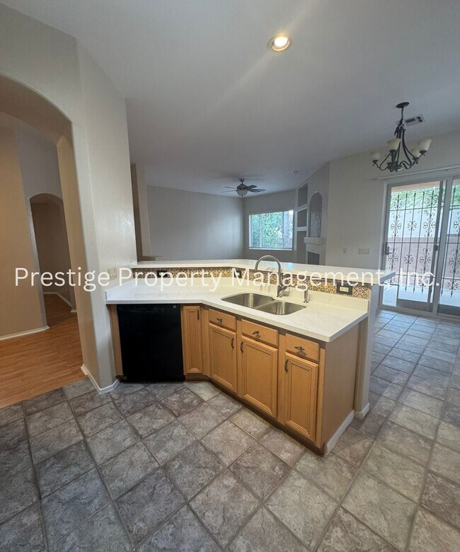 Building Photo - Stunning 3-bedroom 2-bathroom home in a ga...