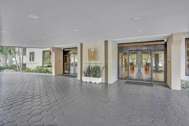 Building Photo - 90 Edgewater Dr
