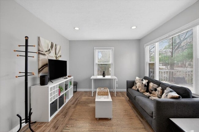 Building Photo - 2113 Pamela Dr