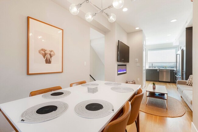 Foto del edificio - Modern Townhome ~ Rooftop Deck ~ Mountain View!