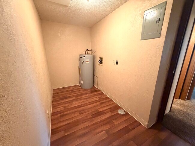 Cuarto de servicio para apartamentos de 1 y 2 habitaciones con conexiones para lavadora y secadora. - Amhurst Apartments