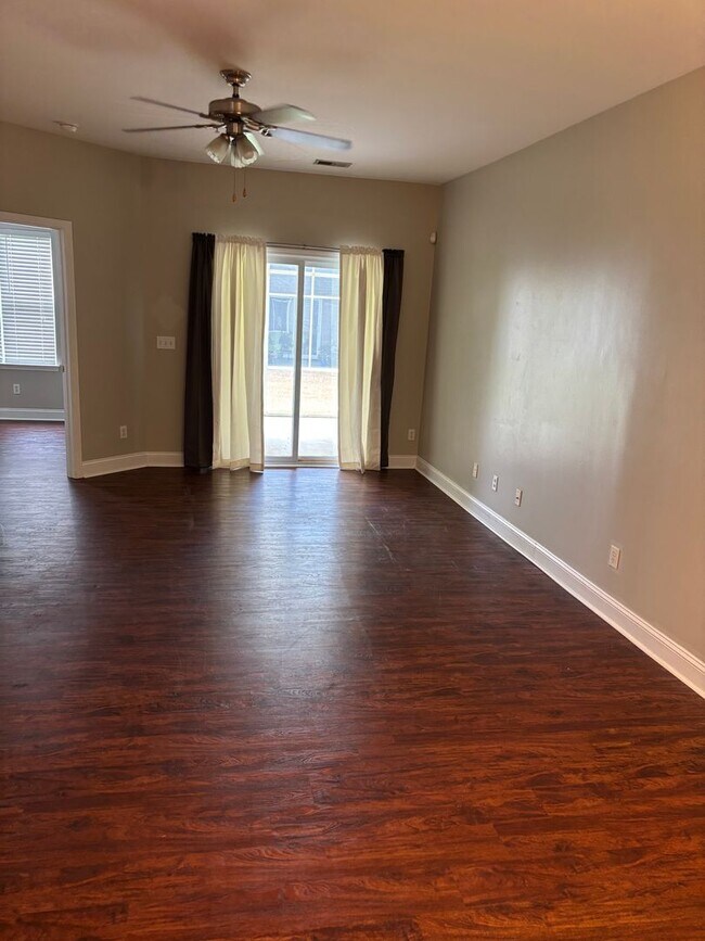 Foto del edificio - 3-Bedroom, 2-Bedroom Condo