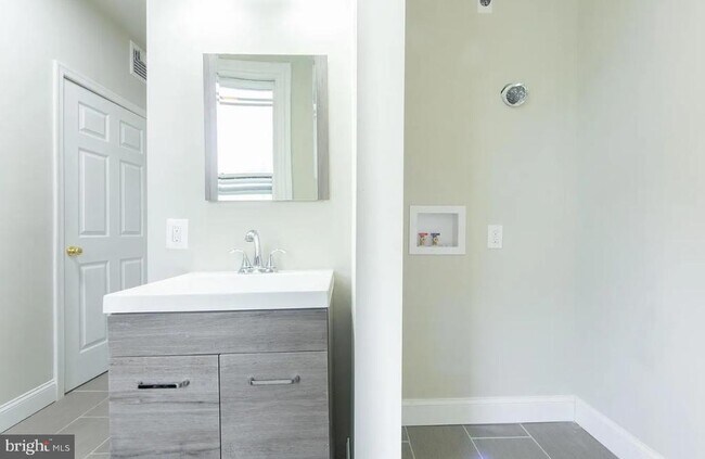 Foto del edificio - 115 Montgomery Ave