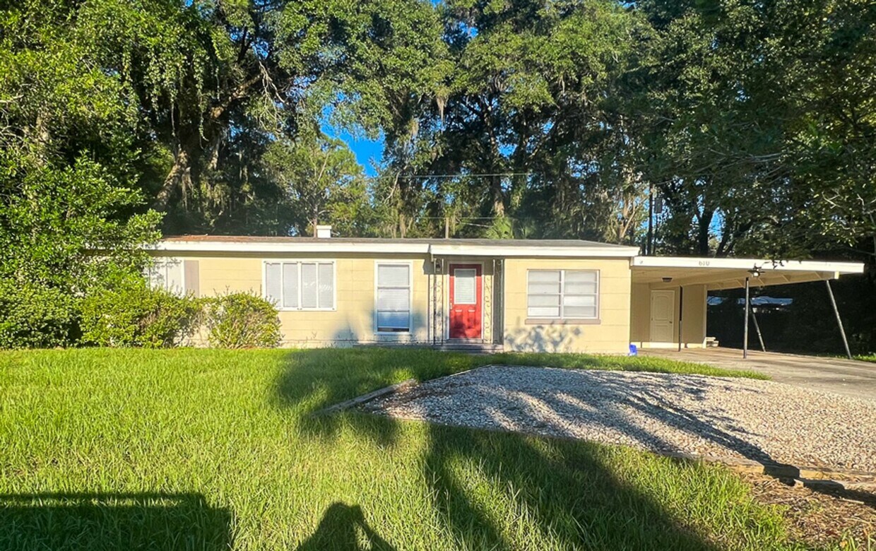 Primary Photo - Pet Friendly 4BR/2BA Home Near UF Availabl...