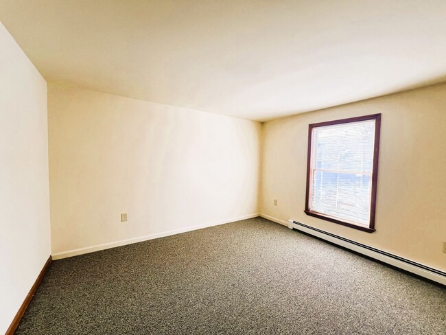 Building Photo - Spacious & Updated 2-Bedroom Apartment in ...