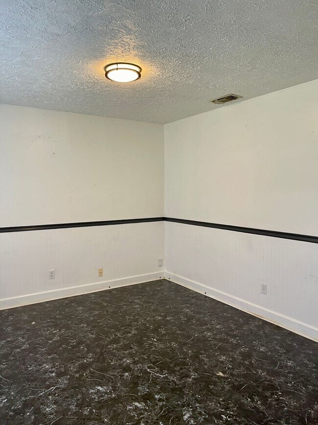 Building Photo - 818 Straight Ln