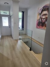 Building Photo - 5140 Av Papineau