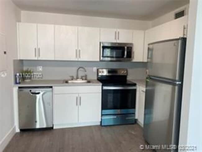 Building Photo - 1440 Brickell Bay Dr