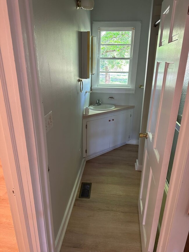 Building Photo - Coming up 810/25 Modest private home