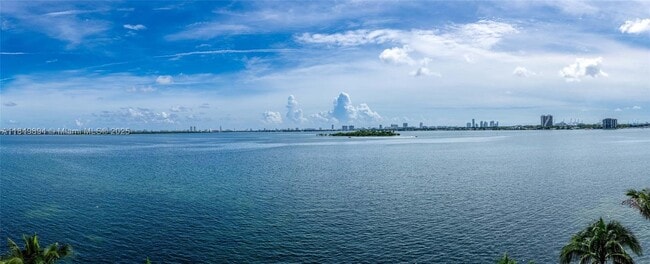 Foto del edificio - 700 NE 24th St