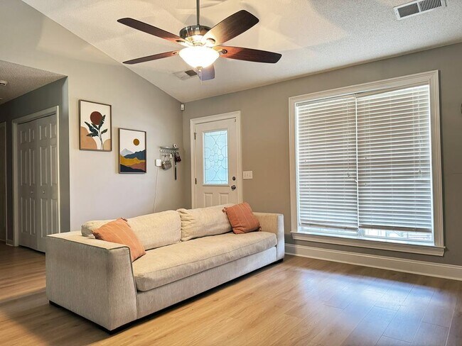 Foto del edificio - 1290 Monterey Dr