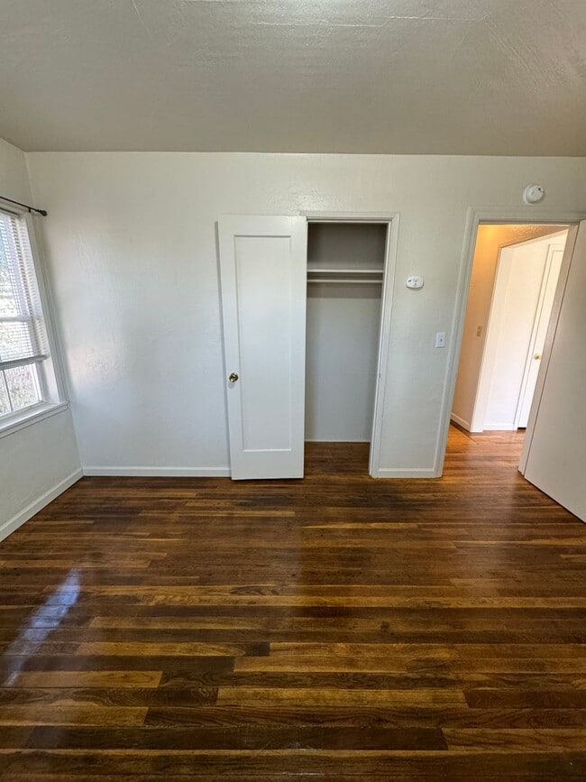 Building Photo - Renovated 2bdrm, 1 bath house with fully f...