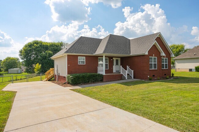 Building Photo - Beautiful, Renovated 3 Bed- 2 Bath