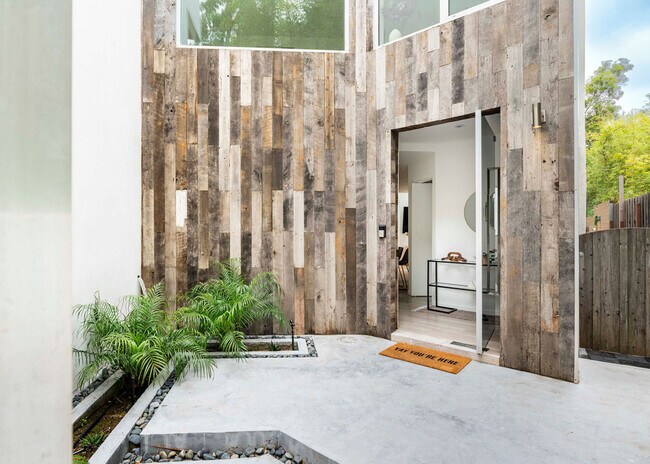 Building Photo - 8790 Lookout Mountain Ave