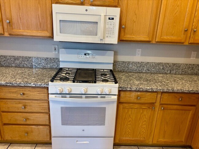 Building Photo - Gorgeous view of park and Las Vegas Strip!!