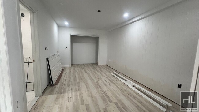 Building Photo - FRESHLY RENOVATED  & VERY BRIGHT STUDIO  A...