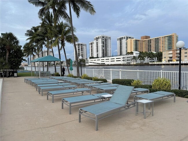 Foto del edificio - 800 Parkview Dr