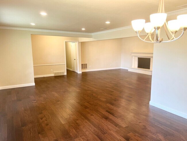 Foto del edificio - 4 Bedroom Single Family Home in Dallas
