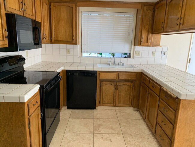 Building Photo - Charming condo coming soon!