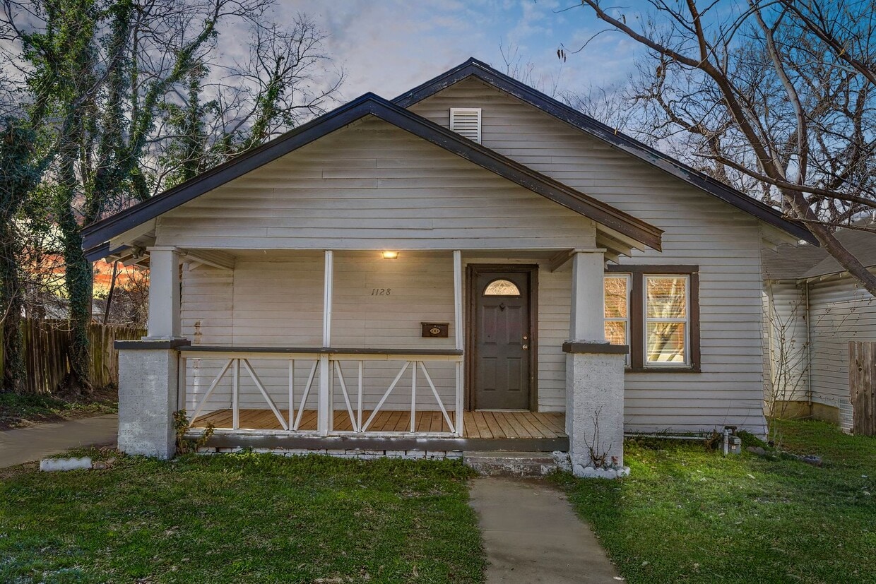 Primary Photo - Charming bungalow located right off Route 66