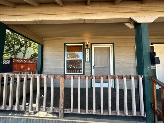 Building Photo - 2 Bedroom Unit in The Dalles For Rent