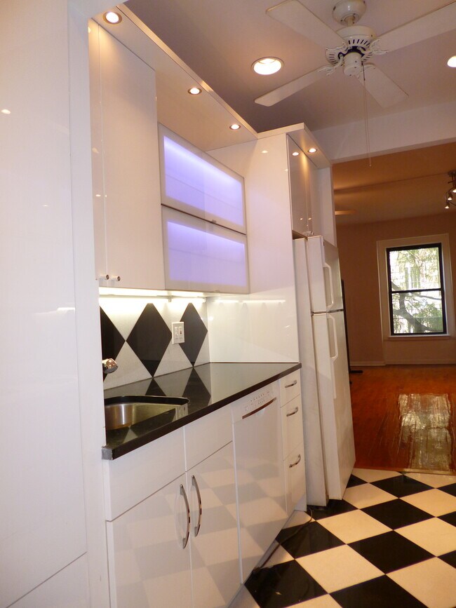 Building Photo - 346 W 56th St