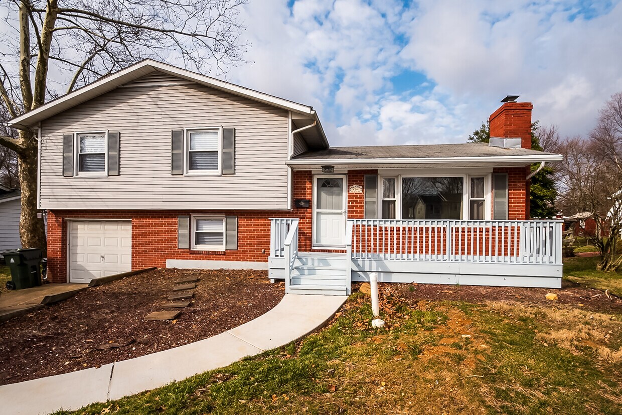 Primary Photo - 404 Apple Rd