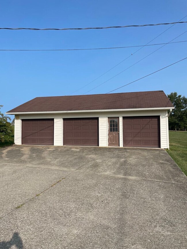 Building Photo - 3 Bedroom Outside City Limits!