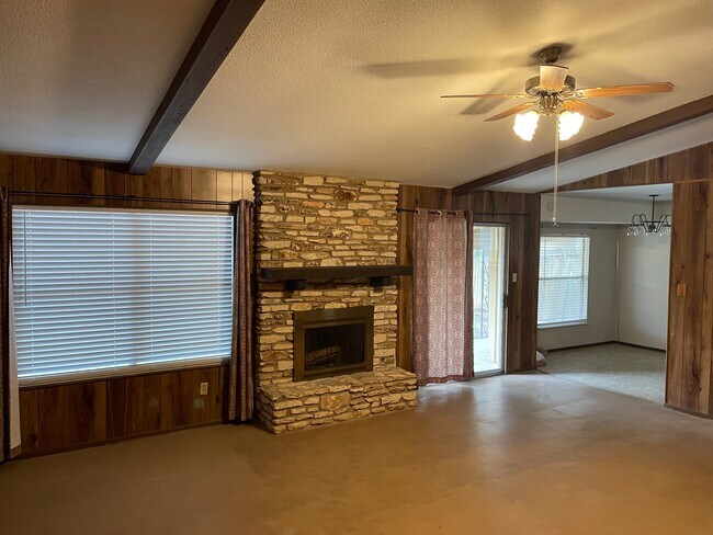 Building Photo - 1404 Hillcrest Dr