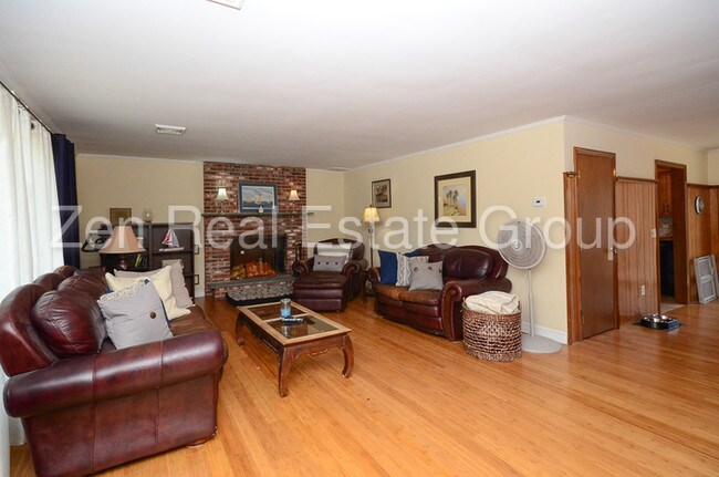 Building Photo - Seasonal Lakefront Home!!! (ZRG)