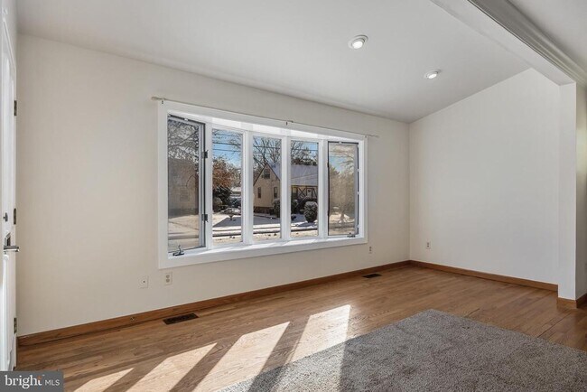 Building Photo - 306 Lincoln Ave