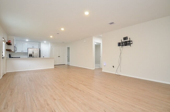 Building Photo - 305 Riverwood Village Ln