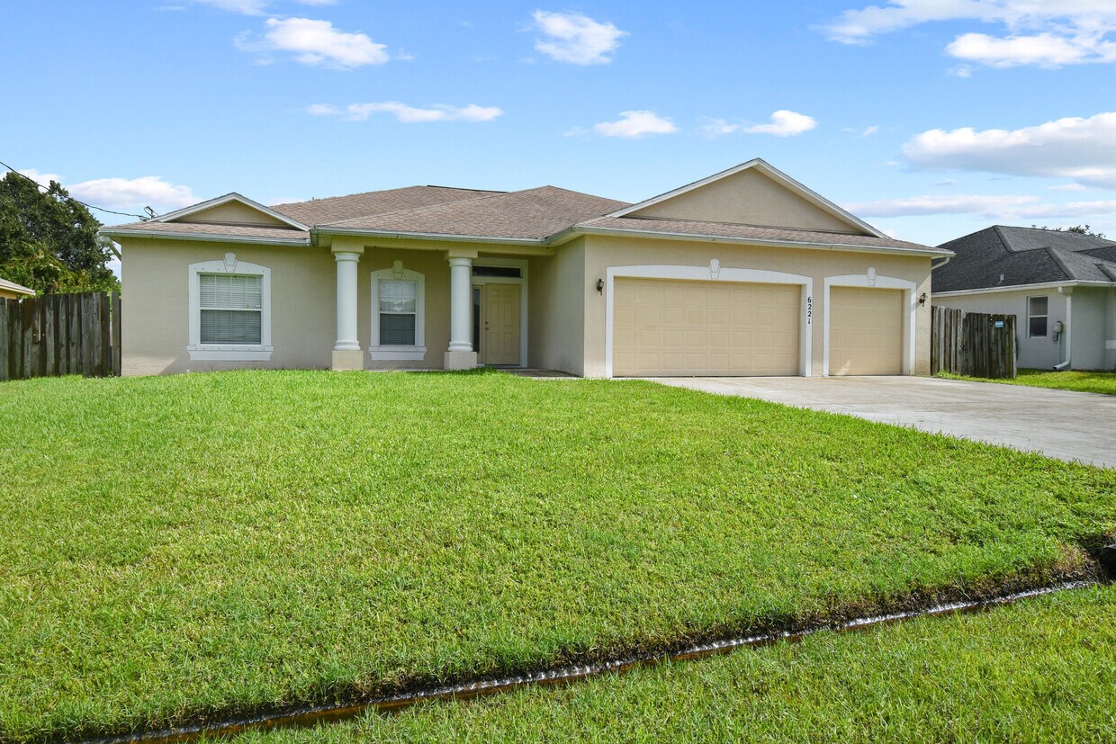 Foto principal - 6221 NW Hacienda Ln