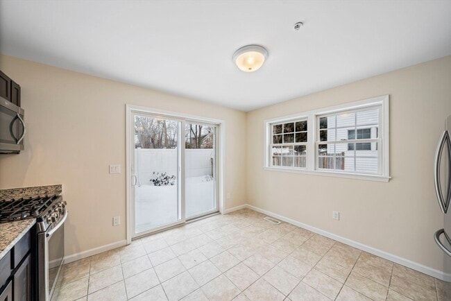 Building Photo - 285 Lake St